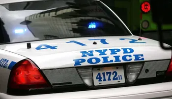 Policía se dispara a sí mismo en confuso incidente en El Bronx