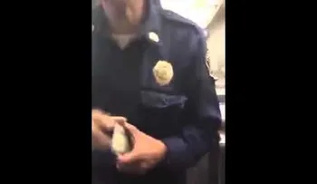 "No soy su gato": Polémica por discusión entre policía y usuario del metro que le pide ayuda