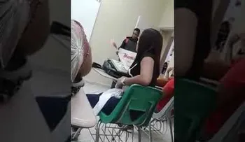 Un profesor arruina una declaración de amor, de un estudiante a su novia