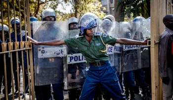 Zimbabwe despliega al Ejército y la Policía dispara gases lacrimógenos para dispersar a partidarios oposición
