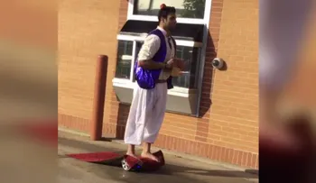 ¿El mejor disfraz de Halloween? Hombre se viste de Aladín y usa hoverboard como alfombra mágica