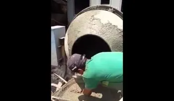 Revisó su celular en horas de trabajo y pagó un alto precio (VIDEO)
