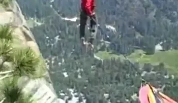 Un "loco" alemán camina sobre las cataratas de Yosemite