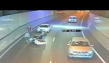 Un motorista casi muere tras ser golpeado por colchón "volador"