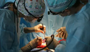 Extirpan 55 libras de masa genital y 4 litros de líquidos a un hombre, en cirugía de pene y escroto