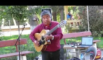 Este músico toca la guitarra de manera impresionante