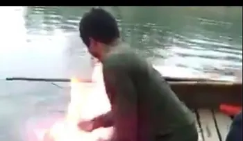 Este joven prende fuego en el agua (VIDEO)
