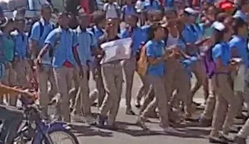 Marchan contra baja calidad de almuerzo en escuela de Montecristi 