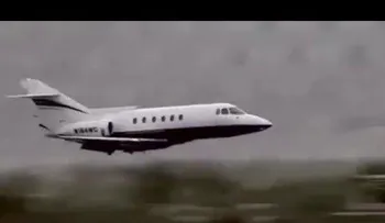 Un avión toma tierra sin tren de aterrizaje (VIDE0)