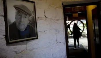 Fundación Neruda exige que vuelva a inhumar al poeta