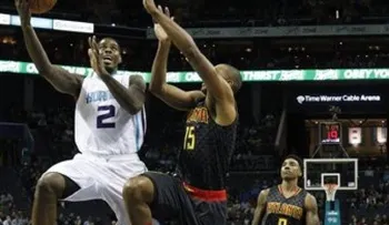 Walker anota 23 puntos y Hornets aplastan a Hawks