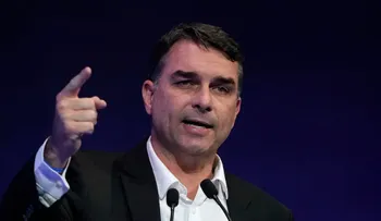 Flávio Bolsonaro dice que Lula será "expulsado de la Presidencia" el domingo tras cancelarse debate de TV Globo