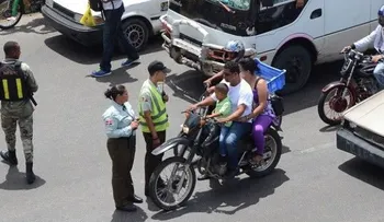 Detendrán rmotoristas con más de un pasajero y sin cascos protectores