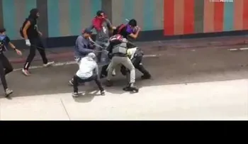 Un video brutal en Venuezuela muestra a manifestantes atacando con palos y piedras a policías