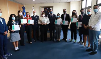 Juventud, embajadas de Italia y Reino Unido premian a ganadores de concurso de ensayos sobre rol de las nuevas generaciones frente al cambio climático