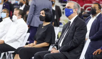 Presidente Abinader asiste al velatorio de Johnny Ventura; a quien definió como un padre, esposo, amigo y dominicano ejemplar