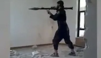 Un terrorista del EI se explota mientras dispara un lanzacohetes (Brutal VIDEO)