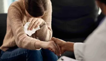 Psicóloga destaca que escuchar sin juzgar es clave en la prevención del suicidio