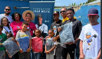 Juan Mejía entrega útiles escolares a niños de su comunidad natal