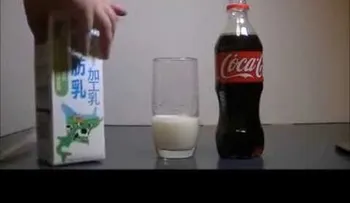 Nunca mezcles leche con Coca Cola ¡Mira lo que pasa!