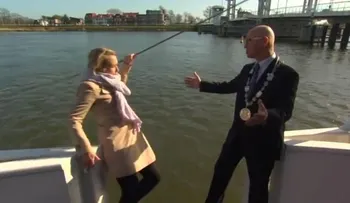 Se cae al agua en plena entrevista (Video)