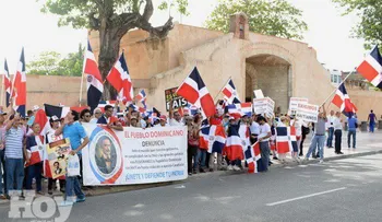 Exigen en concentración deportación de haitianos ilegales