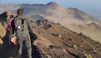 Indonesia: cientos de excursionistas quedan atrapados en un volcán tras sismo del domingo
