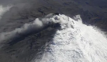 Volcán Cotopaxi emana nuevas columnas de ceniza 