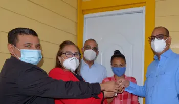Ministro de Obras Públicas entrega 9 viviendas a familia de escasos recursos en Santiago, La Vega y Elías Piña