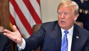 Trump trata de apaciguar la tormenta de Putin... pero sus esfuerzos por limpiar ponen a prueba su credibilidad