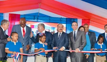 Presidente Medina junto al Ministro Navarro entrega moderno centro educativo en Santo Domingo Este