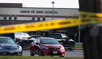 Vicegobernador de Texas culpa de tiroteos en las escuelas a los abortos y a los videojuegos, no a las armas de fuego