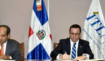 Andrés Navarro firma acuerdo con el ITLA para nuevos politécnicos
