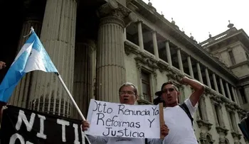 Miles de guatemaltecos deciden no reconocer a Pérez Molina como presidente 