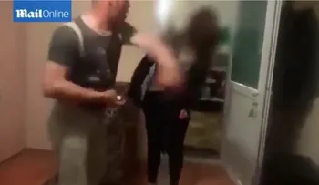 Video del padre karateka que golpea a sus hijas por usar lápiz labial
