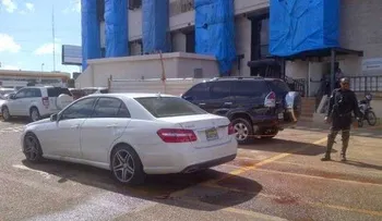 Desconocidos disparan contra hombre en parqueo de banco en la Kennedy.