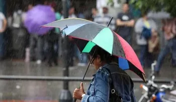Aguaceros dispersos este domingo; aumentarán el lunes por vaguada