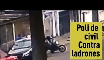 ¡Manos arriâ?¦! Este ladrón ya era hombre muerto ni bien termina de anunciar el asalto
