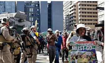 Protestas en Sudáfrica dejan un muerto y 900 detenidos