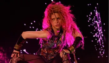  Shakira retira el colgante con un símbolo utilizado por los nazis 