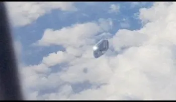 Grabación de un pasajero causa revuelo; Avistan un ovni bajo un avión