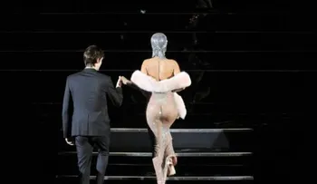 Rihanna impacta con vestido transparente en premio CFDA Awards donde recibió un galardón