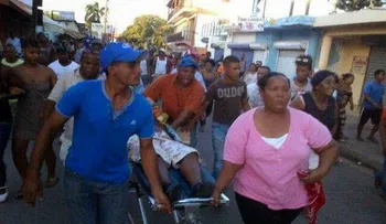 Un muerto y cuatro heridos en 5to día protestas en Las Terrenas; marchan con cadáver en reclamo de justicia