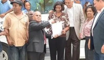 Presidencia entrega 3 autobuses a estudiantes región Sur