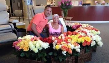 Esposo le da a su mujer 500 rosas por su última quimioterapia