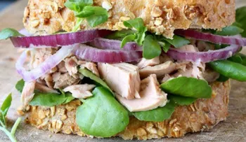 Sencillo sándwich atún, limón y pimienta