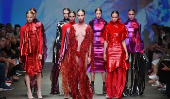 Zapatos altos de stripper y pasamontañas con cables atados: este es el futuro de la moda