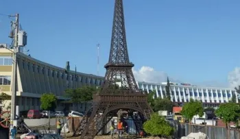  Réplica de Torre Eiffel colocada en Plaza de la Bandera costó medio millón 