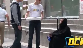 Mujer ayuda a un pordiosero y este es el impactante resultado