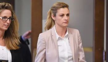 Periodista Erin Andrews gana $55 millones en demanda por VIDEO desnuda